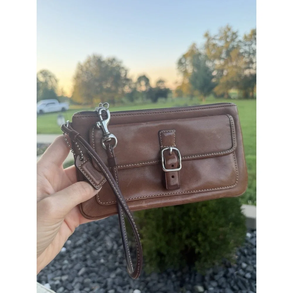 VTG COACH Soho Brown Leather Buckle Flap Wristlet Clutch Small Purse Wallet